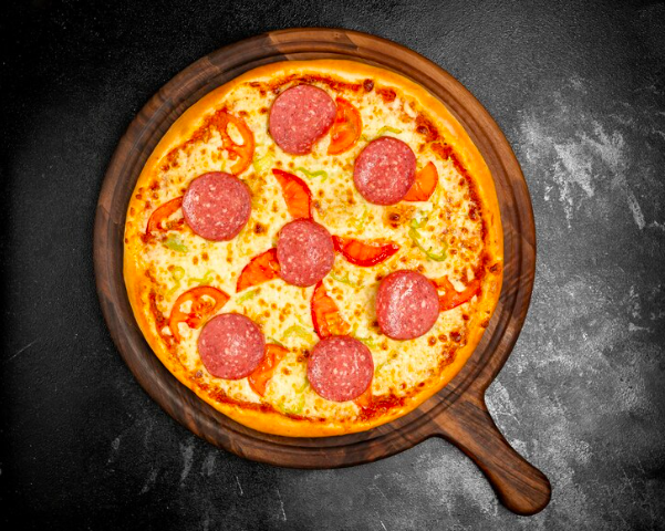 Tomato sauce, mozzarella, chicken peri-peri or Smoked salami, bell peppers and red onions.